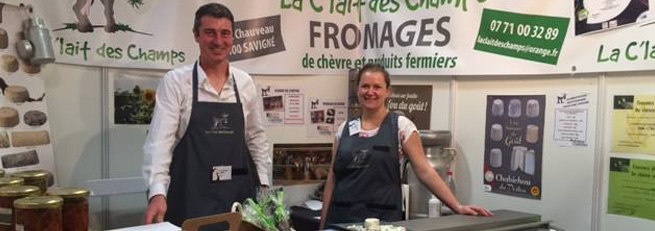 Stand la C'lait des Champs sur un des marchés de la Vienne (86), pour une vente directe de produits fermiers, fromages de chèvre